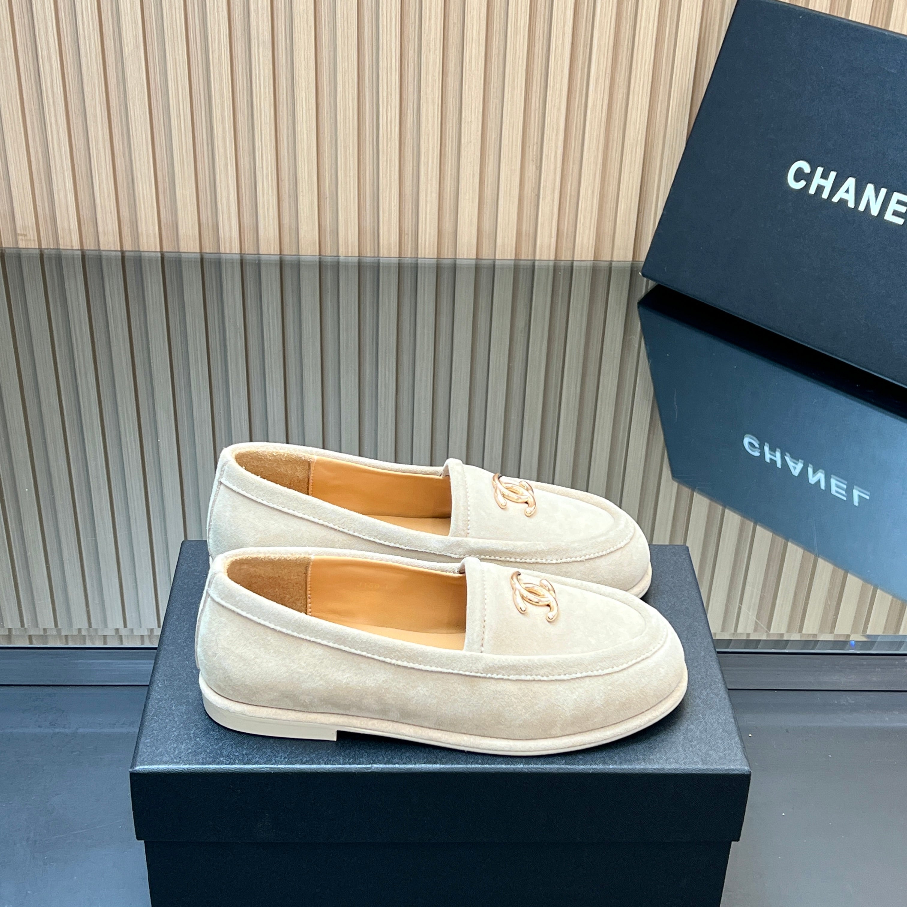 CHANEL 25S TEDDY LOAFER 15MM IN LIGHT BEIGE SUEDE GOLD HARDWARE