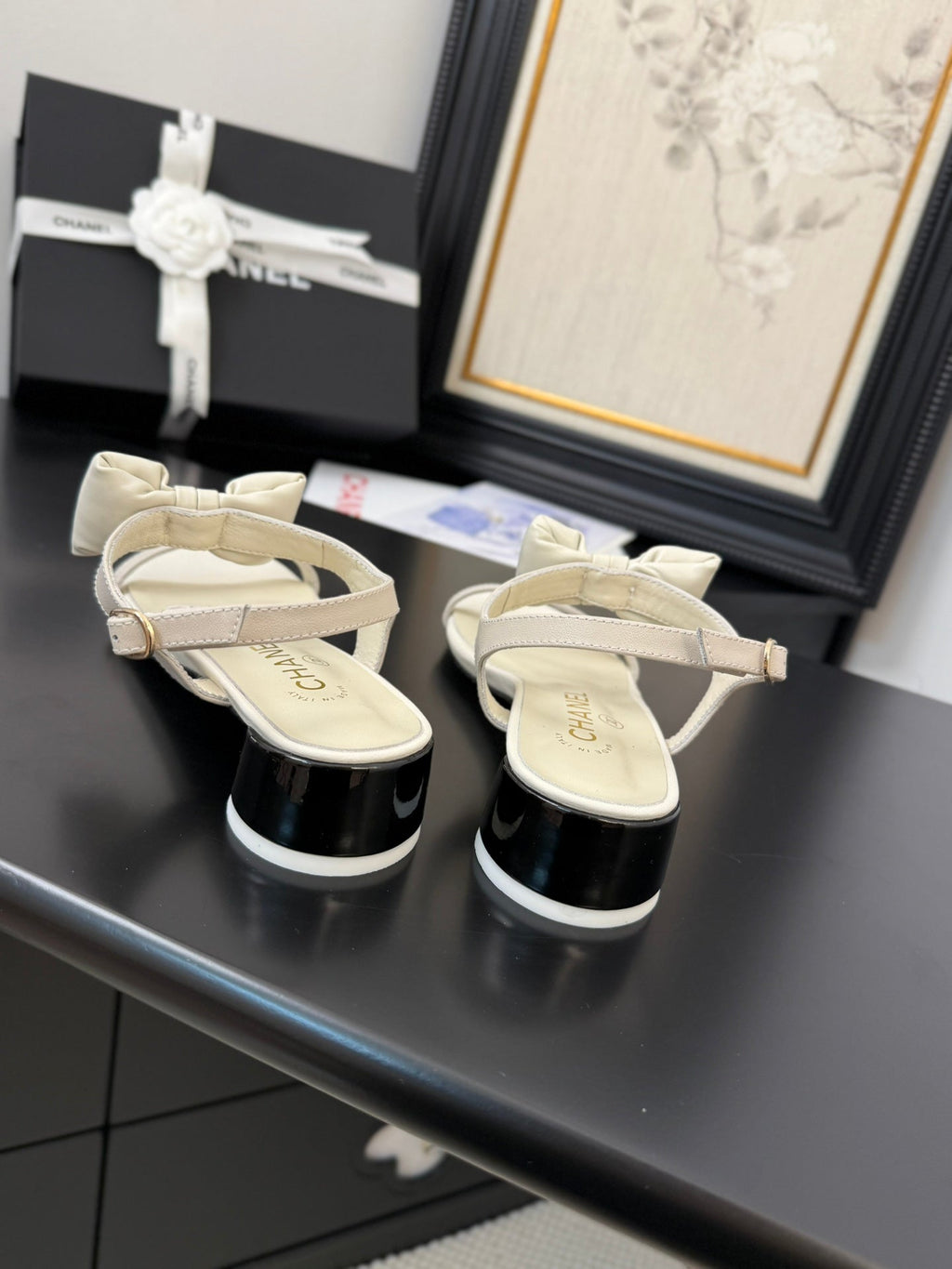 CHANEL FLAT SANDALS IN WHITE CALFSKIN WITH BOW
